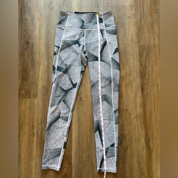 Under Armour leggings purple and black print - Picture 3 of 7